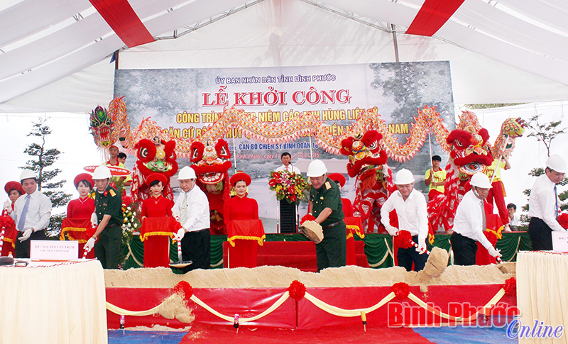 C&aacute;c đại biểu thực hiện lễ khởi c&ocirc;ng c&ocirc;ng tr&igrave;nh tưởng niệm anh h&ugrave;ng liệt sĩ tại Căn cứ Bộ chỉ huy Qu&acirc;n giải ph&oacute;ng miền Nam Việt Nam