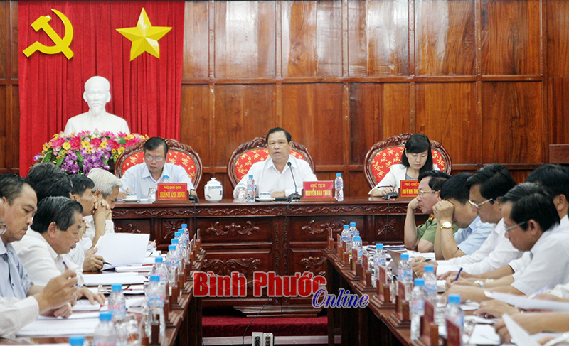 Chủ tịch UBND tỉnh Nguyễn Văn Trăm chỉ đạo: Kh&oacute; khăn, nhưng phải cố gắng đưa 12 x&atilde; về đ&iacute;ch n&ocirc;ng th&ocirc;n mới đ&uacute;ng kế hoạch