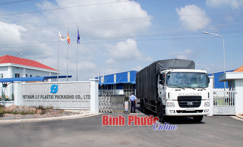 Xe chở hàng qua cổng Công ty TNHH J.S Plastic Packaging tại Khu công nghiệp Chơn Thành - Ảnh: B.L