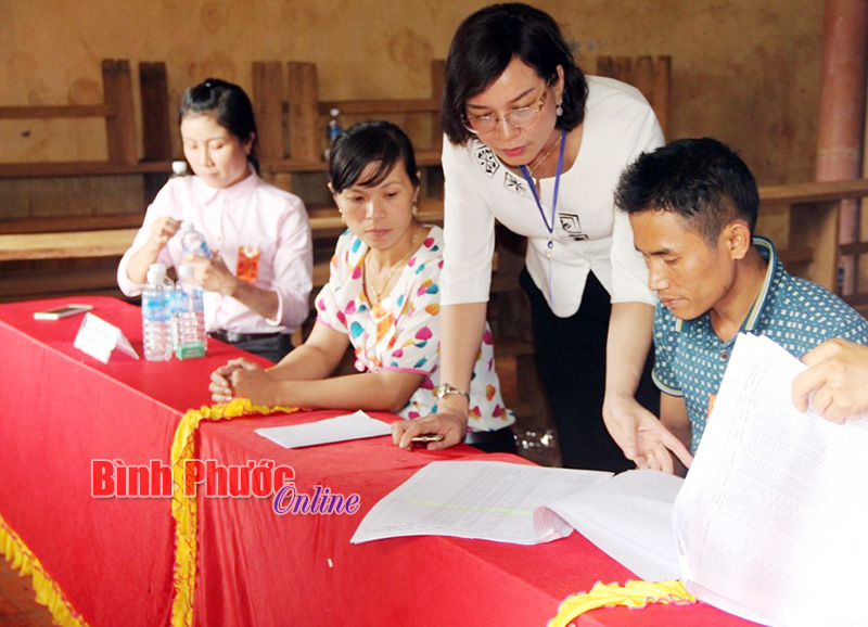 Trưởng ban Tuyên giáo Tỉnh ủy Trần Tuyết Minh trao đổi với các thành viên tổ bầu cử số 3, thôn Sơn Thành 2, xã Phú Sơn về công tác bầu cử