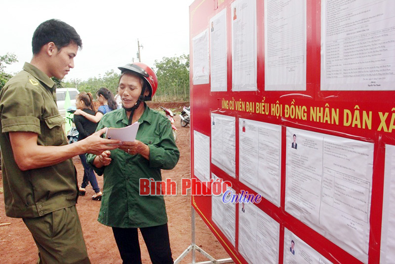 Lực lượng dân quân xã Thọ Sơn hướng dẫn cử tri bỏ phiếu