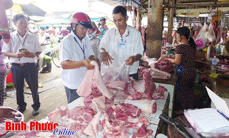 Kiểm tra tại chợ Đồng Xoài: Qua mặt cơ quan chức năng để bán thịt không dấu