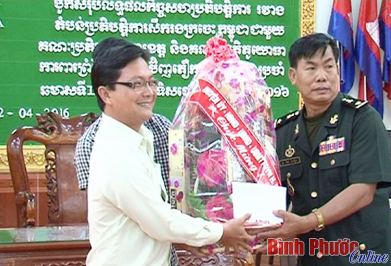 L&atilde;nh đạo huyện B&ugrave; Đốp thăm, ch&uacute;c tết tại huyện Keosima v&agrave; Tỉnh đội Kratie