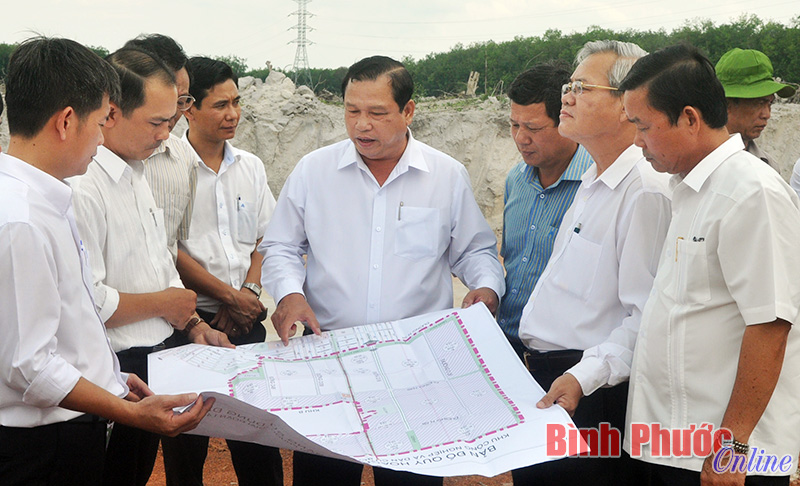 Kiểm tra tại hiện trường, Chủ tịch UBND tỉnh Nguyễn Văn Trăm đánh giá cao sự nỗ lực của nhà đầu tư và cho biết UBND tỉnh luôn quan tâm, chỉ đạo, hỗ trợ tối đa để dự án được triển khai nhanh nhất, hiệu quả nhất
