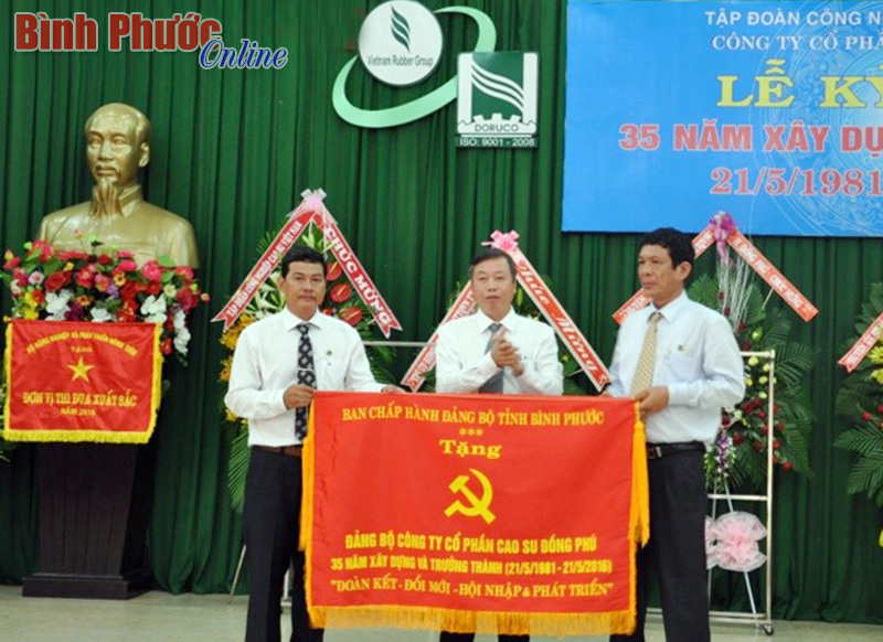 Phó chủ tịch UBND tỉnh Huỳnh Anh Minh tặng cờ của Ban Chấp hành Đảng bộ tỉnh cho Đảng bộ Công ty cao su Đồng Phú