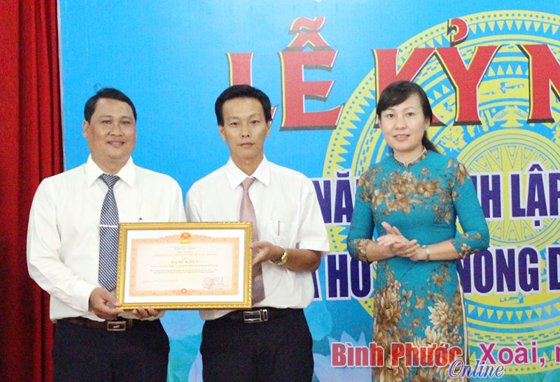 Thừa ủy quyền của Thủ tướng Ch&iacute;nh phủ, Ủy vi&ecirc;n Ban Thường vụ Tỉnh ủy, Ph&oacute; chủ tịch UBND tỉnh Huỳnh Thị Hằng trao bằng khen cho Trung t&acirc;m Dạy nghề v&agrave; Hỗ trợ N&ocirc;ng d&acirc;n tỉnh