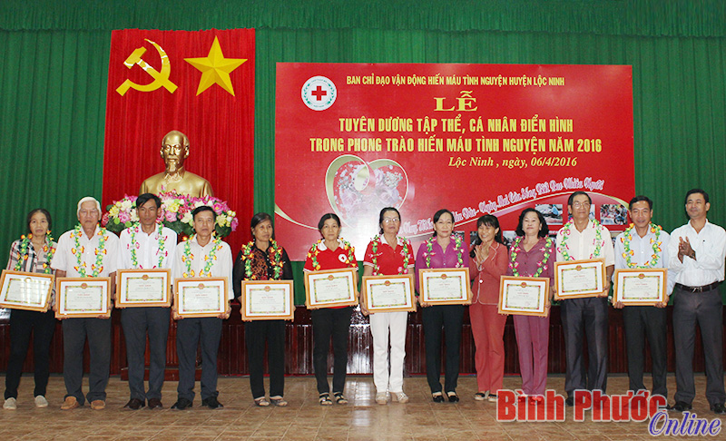 Cá nhân điển hình phong trào vận động hiến máu tình nguyện được UBND huyện tặng giấy khen 