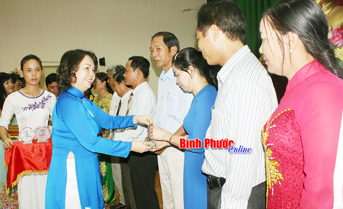 Bí thư Huyện ủy Trần Thị Ánh Tuyết trao biểu tượng cho các tập thể điển hình 