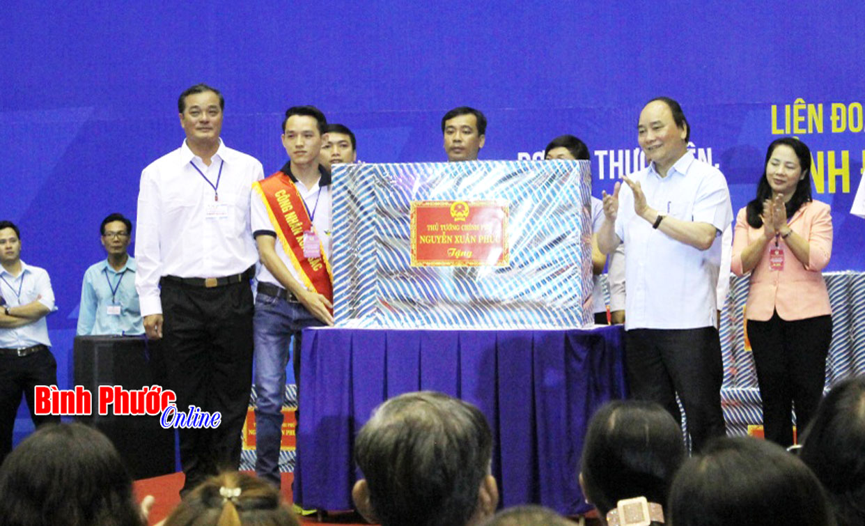 Thủ tướng Nguyễn Xuân Phúc tặng ti vi cho công nhân tỉnh Bình Phước