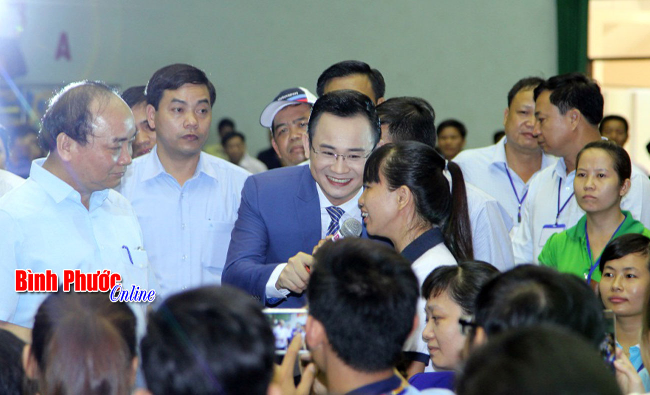 Thay mặt cho công nhân Bình Phước,chị Trần Thị Hằng Thu, Công ty TNHH Shy-Khu công nghiệp Đồng Xoài II đặt câu hỏi với Thủ tướng