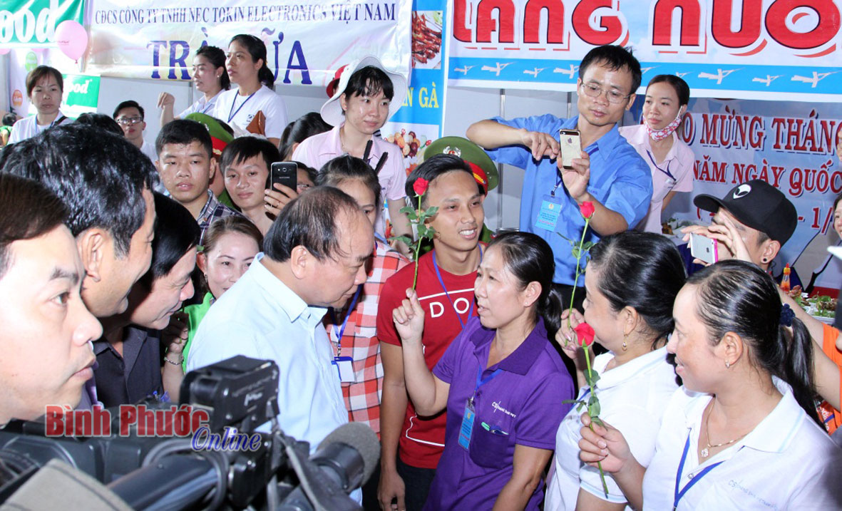 Thủ tướng Nguyễn Xuân Phúc nói chuyện với các công nhân 