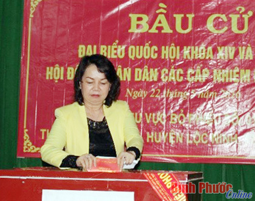 Ủy viên Ban thường vụ Tỉnh ủy, Bí thư Huyện ủy Lộc Ninh Trần Thị Ánh Tuyết bỏ lá phiếu đầu tiên