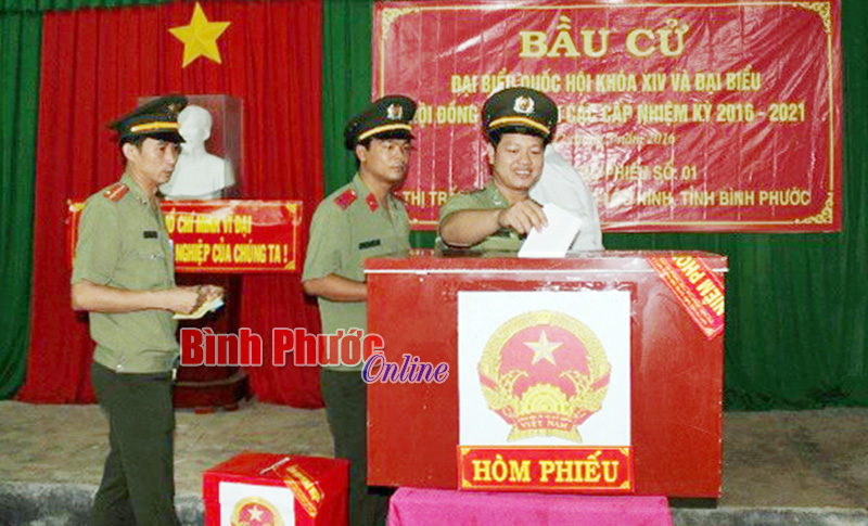 Cử tri Công an huyện Lộc Ninh tiến hành bỏ phiếu