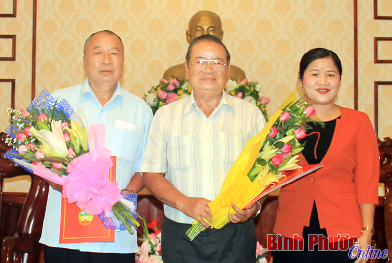 Ph&oacute; b&iacute; thư thường trực Tỉnh ủy Trần Tuệ Hiền trao quyết định nghỉ hưu cho hai &ocirc;ng Huỳnh Thiện H&ugrave;ng v&agrave; Nguyễn Văn Ngữ 