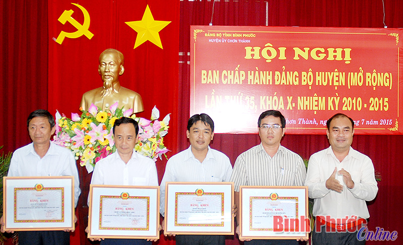 Được sự ủy quyền của Thường trực Tỉnh ủy, B&iacute; thư Huyện ủy Chơn Th&agrave;nh Nguyễn Tấn Hải trao bằng khen của Tỉnh ủy cho đảng vi&ecirc;n thuộc Đảng bộ huyện c&oacute; th&agrave;nh t&iacute;ch xuất sắc trong thực hiện nhiệm vụ được giao trong năm 2015