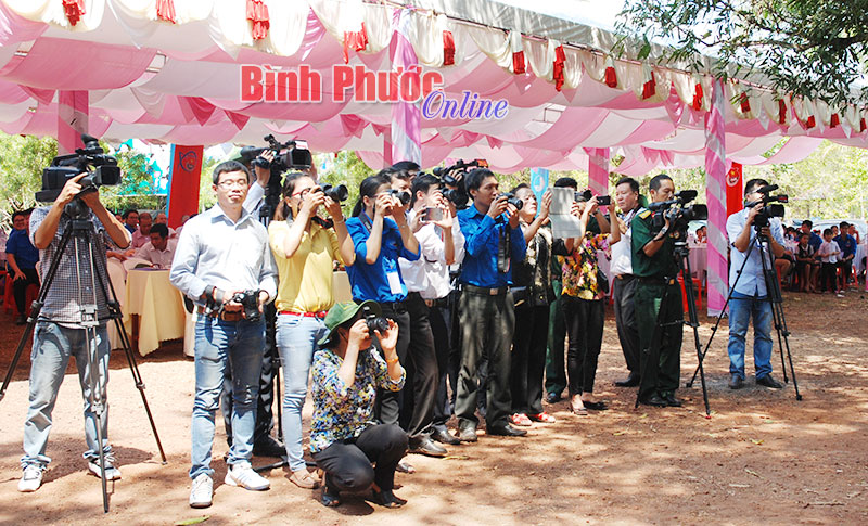 Các nhà báo đang tác nghiệp tại lễ gặp mặt các thế hệ đoàn của hai tỉnh Bình Dương - Bình Phước diễn ra ở căn cứ Tà Thiết (Lộc Ninh) - Ảnh: Thái Hà
