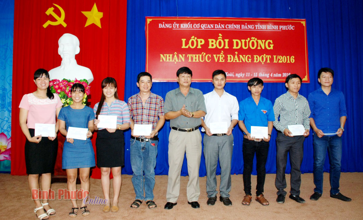 Phó Bí thư Đảng ủy khối cơ quan Dân chính Đảng Đỗ Đại Phong trao giấy chức nhận cho các học viên 