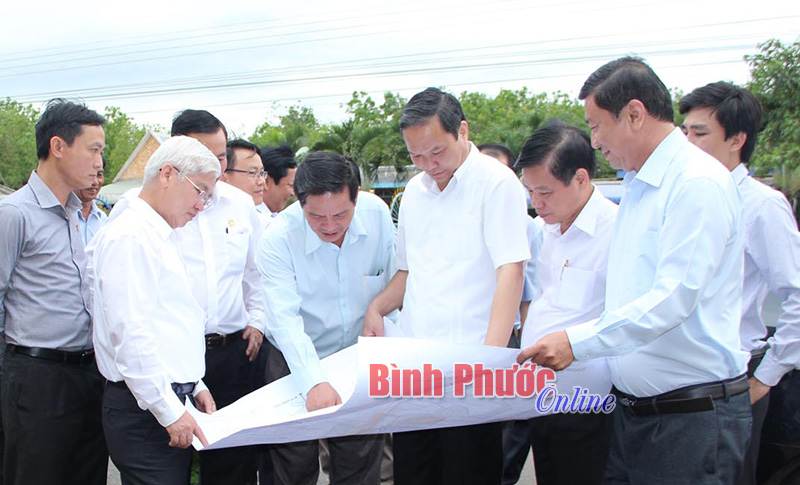 B&iacute; thư Tỉnh ủy Nguyễn Văn Lợi (thứ hai từ tr&aacute;i qua) c&ugrave;ng đo&agrave;n c&ocirc;ng t&aacute;c của Thường trực Tỉnh ủy kiểm tra thực tế khu vực quy hoạch X&Acirc;Y dựng trung t&acirc;m h&agrave;nh ch&iacute;nh huyện Ph&uacute; Riềng - Ảnh: Đ&ocirc;ng Kiểm