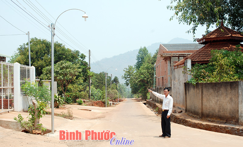 Được nhân dân đồng thuận, trong 2 tháng, thôn Phước Yên đã làm xong 5 tuyến đường bê tông và kéo hệ thống đèn đường chiếu sáng