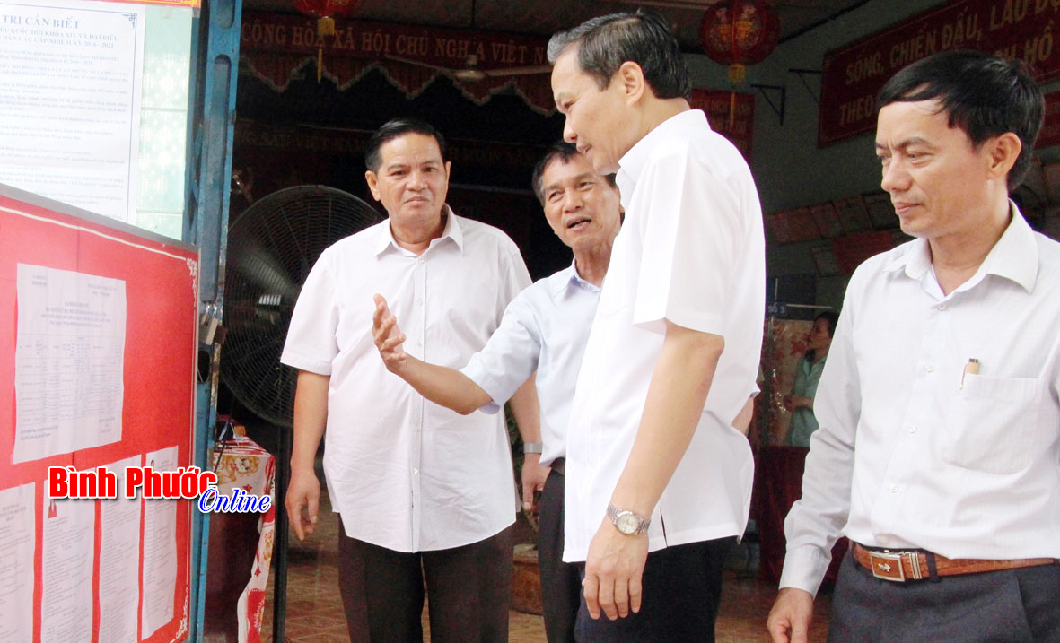 Đo&agrave;n kiểm tra danh s&aacute;ch c&aacute;c ứng cử vi&ecirc;n tại tổ bầu cử số 5, th&ocirc;n Ph&uacute; Hưng, x&atilde; Ph&uacute; Riềng