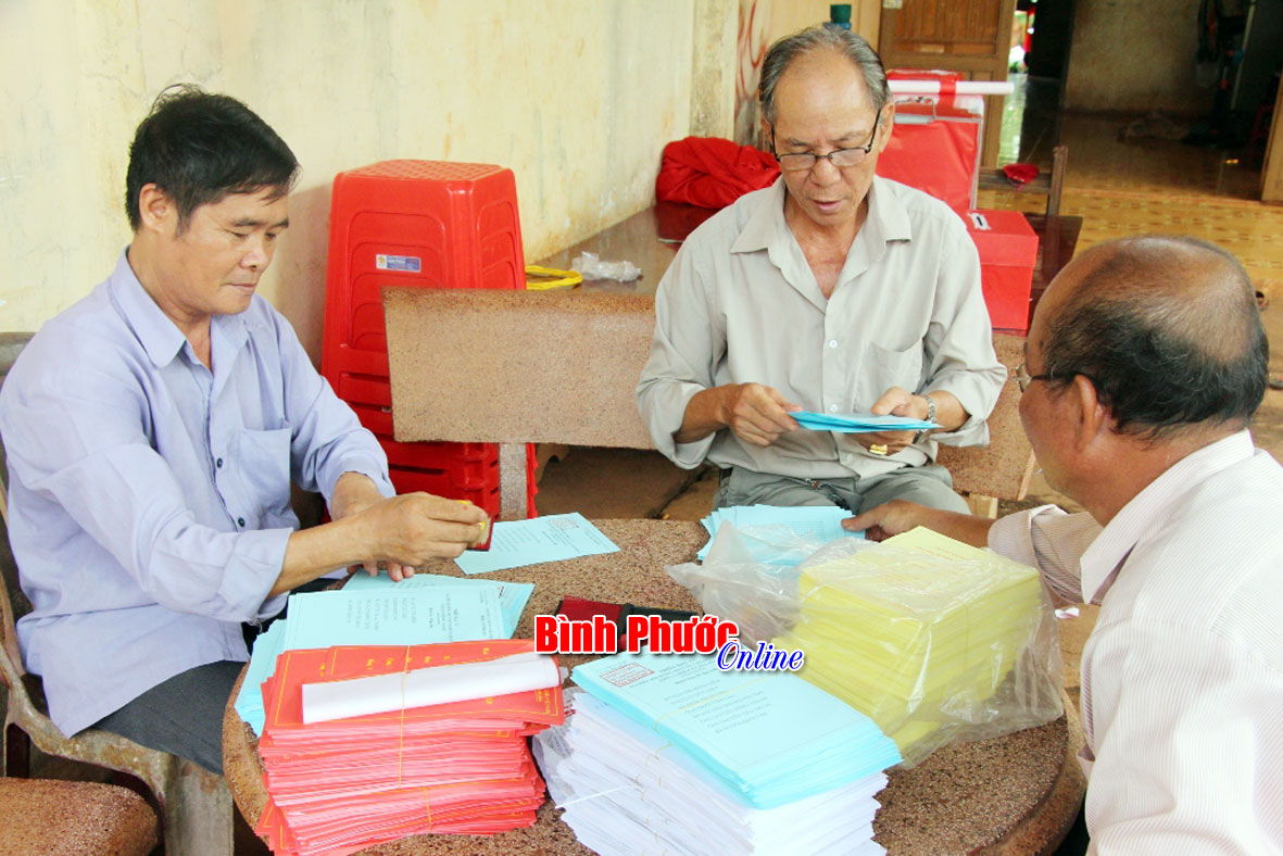 C&aacute;c th&agrave;nh vi&ecirc;n tổ bầu cử số 2, x&atilde; Long Hưng đ&oacute;ng dấu tr&ecirc;n c&aacute;c phiếu bầu