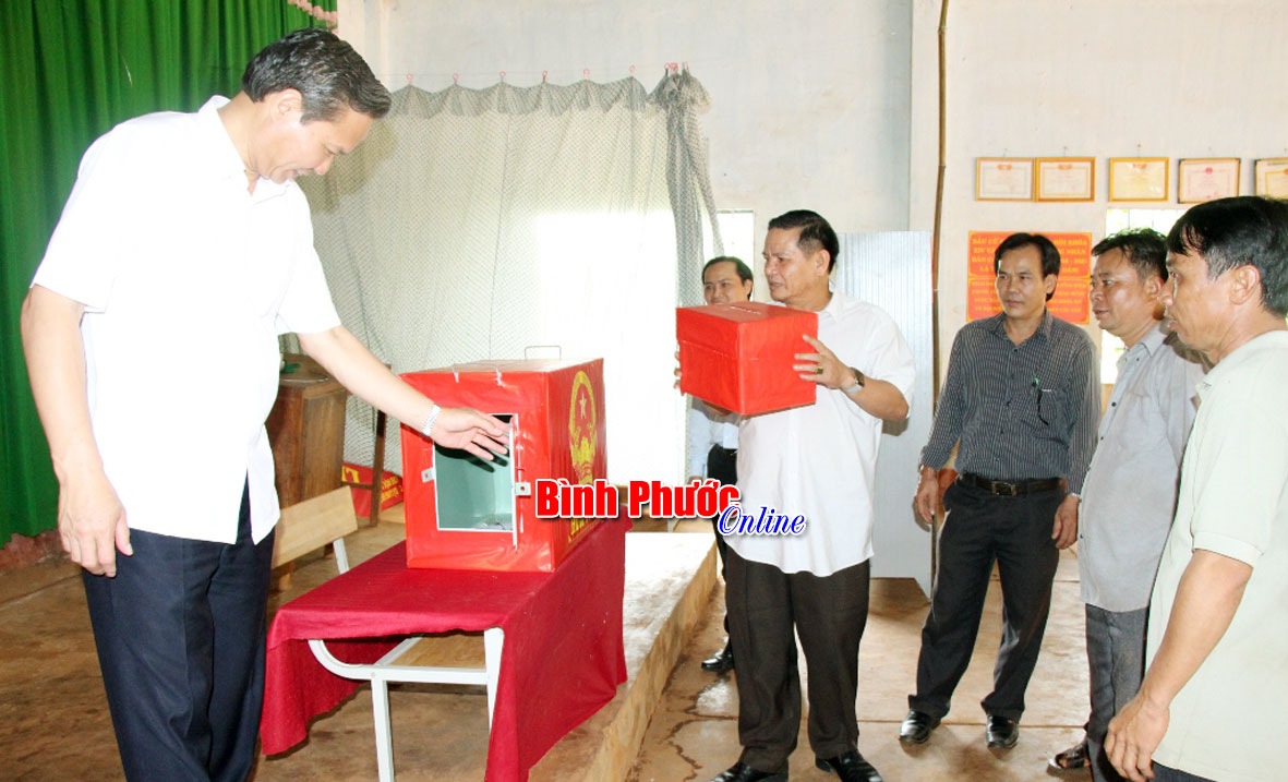 Đồng ch&iacute; Ph&oacute; b&iacute; thư Tỉnh ủy L&ecirc; Văn Ch&acirc;u kiểm tra th&ugrave;ng phiếu tại tổ bầu cử số 1, x&atilde; Long Hưng (Ph&uacute; Riềng)								