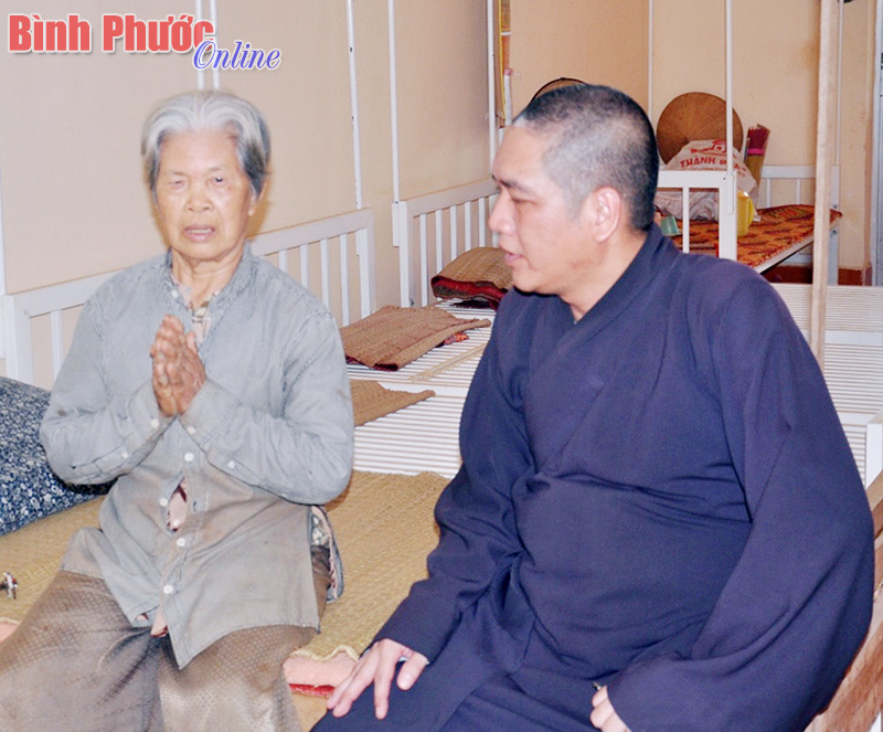 Đại đức Th&iacute;ch Chơn L&yacute; thăm người gi&agrave; tại C&ocirc; nhi viện Đăng Quang