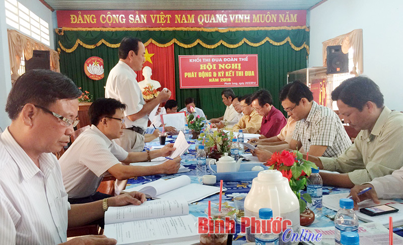 Đại diện Ủy ban bầu cử thị x&atilde; Phước Long b&aacute;o c&aacute;o với đo&agrave;n gi&aacute;m s&aacute;t của UBMTTQ tỉnh về c&ocirc;ng t&aacute;c chuẩn bị bầu cử tr&ecirc;n địa b&agrave;n