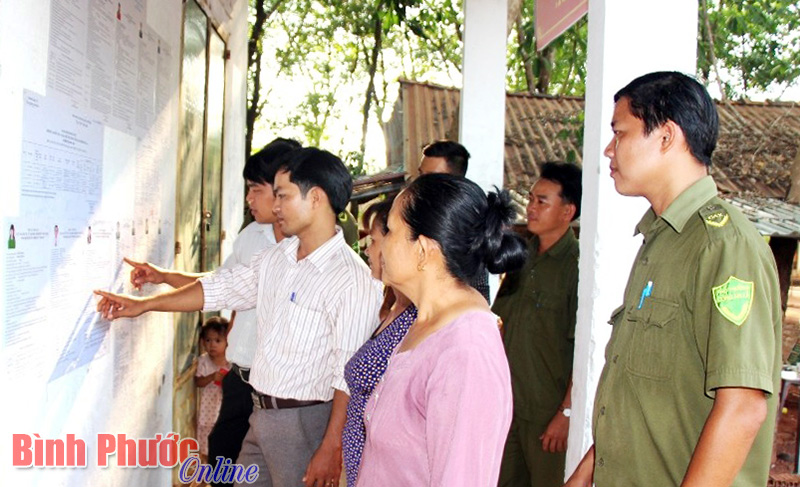 C&ocirc;ng an x&atilde; B&ugrave; Nho kiểm tra khu vực ni&ecirc;m yết cử tri, ứng cử vi&ecirc;n đại biểu HĐND c&aacute;c cấp nhiệm kỳ 2016-2021 tại th&ocirc;n T&acirc;n Hiệp I