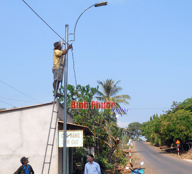 Nhân dân thôn Phú Tâm, xã Phú Trung tự góp tiền kéo điện thắp sáng đường giao thông - Ảnh: Đức Hùng