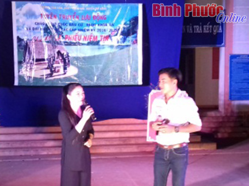 C&aacute;c tuy&ecirc;n truyền vi&ecirc;n lưu diễn tại x&atilde; Đường 10 tối 9-5 - Ảnh: q. Minh