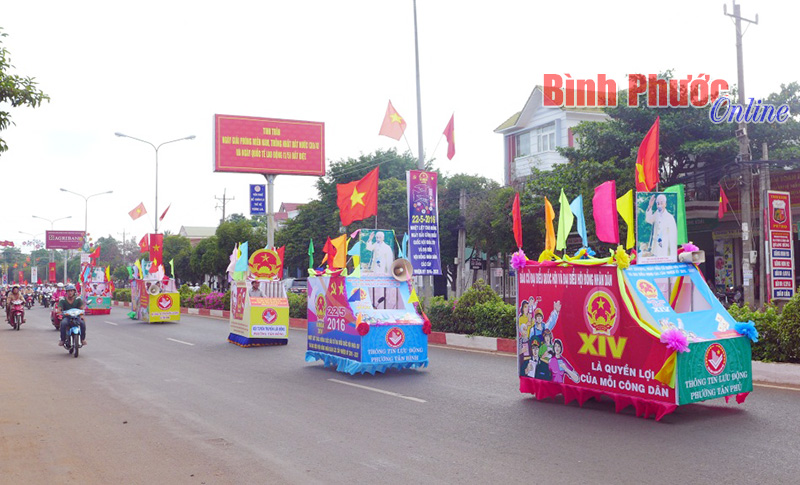 Xe hoa diễu h&agrave;nh tr&ecirc;n c&aacute;c tuyến đường nội &ocirc; thị x&atilde; Đồng Xo&agrave;i - Ảnh: K. Phụng