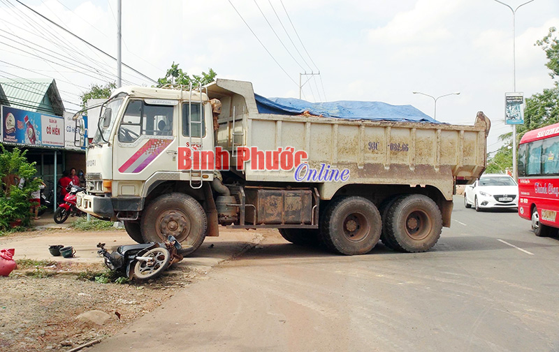 Xe ben tông thẳng xe máy, một người chết, một người bị thương