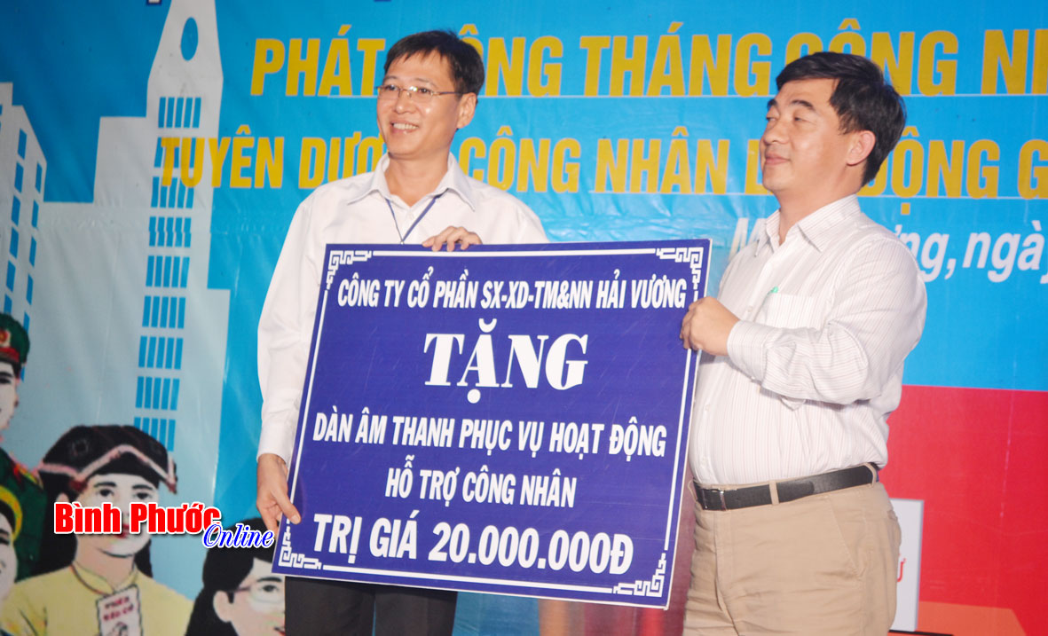 Ông Huỳnh Thành Chung, Tổng giám đốc Công ty cổ phần SX-XD-TM&NN Hải Vương tặng dàn âm thanh phục vụ công nhân cho Trung tâm hỗ trợ thanh niên công nhân