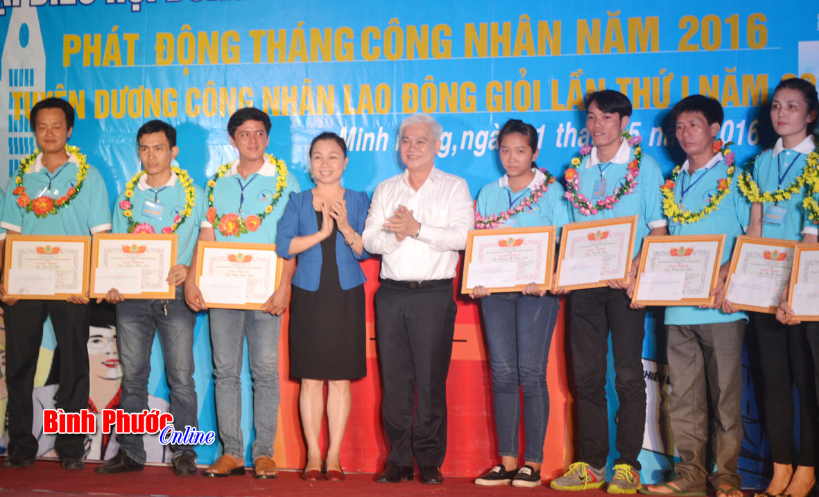 Bí thư Tỉnh ủy Nguyễn Văn Lợi và Trưởng ban Dân vận Tỉnh ủy Lê Thị Xuân Trang trao vòng nguyệt quế và giấy khen cho những công nhân lao động giỏi