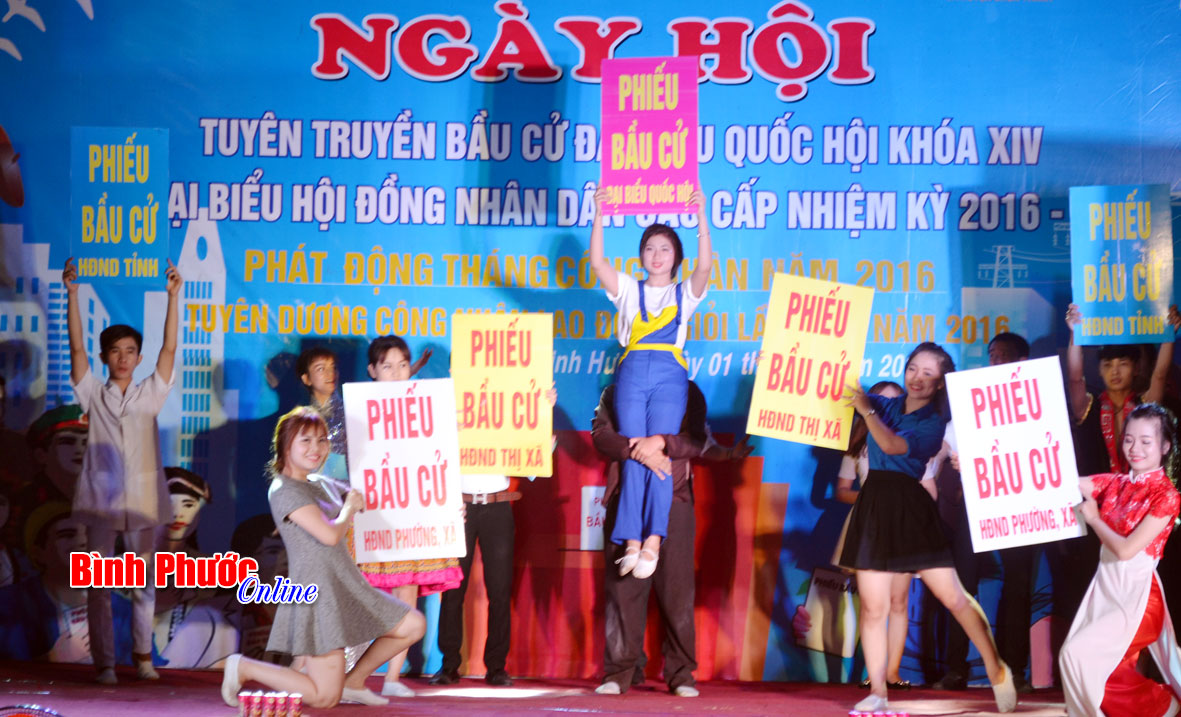 Tiểu phẩm “Tình yêu lá phiếu” của Đội tuyên truyền lưu động Trung tâm văn hóa thị xã Bình Long