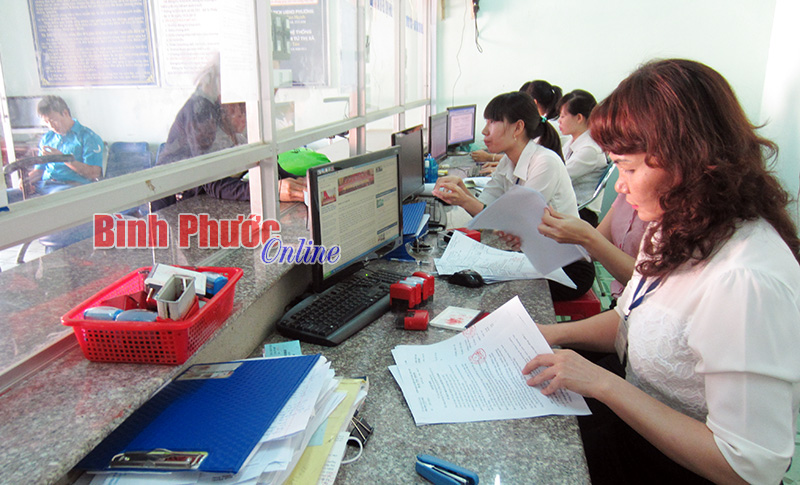 Quầy l&agrave;m thủ tục h&agrave;nh ch&iacute;nh tại bộ phận tiếp nhận hồ sơ v&agrave; trả kết quả phường T&acirc;n Ph&uacute;