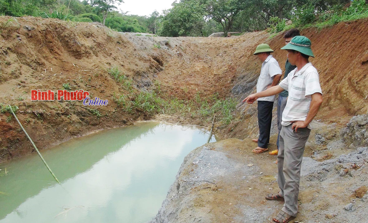 Phát hiện thi thể người đàn ông bị trói chặt hai chân dưới ao