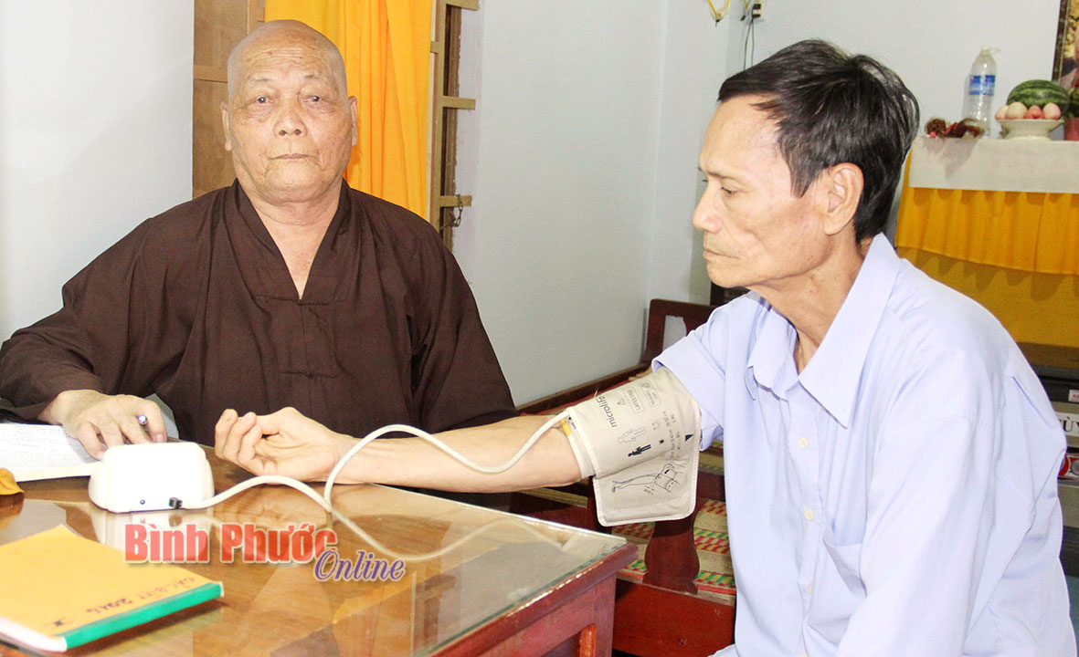Lương y Trần Đại khám cho bệnh nhân Trần Đức Huynh