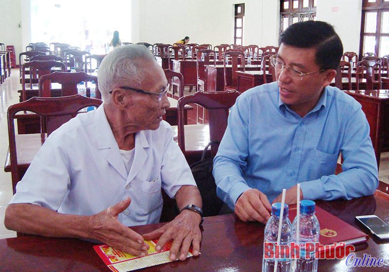 Ứng cử vi&ecirc;n Nguyễn Tuấn Anh (b&ecirc;n phải) lắng nghe t&acirc;m tư, nguyện vọng của cử tri thị x&atilde; B&igrave;nh Long