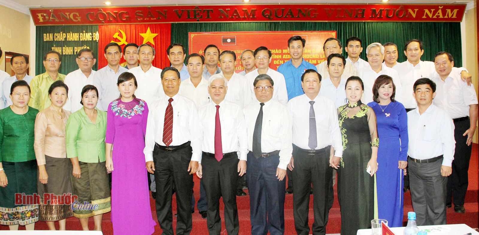 Đo&agrave;n c&aacute;n bộ cấp cao của tỉnh Attapư chụp h&igrave;nh lưu niệm với c&aacute;c đồng ch&iacute; l&atilde;nh đạo tỉnh B&igrave;nh Phước
