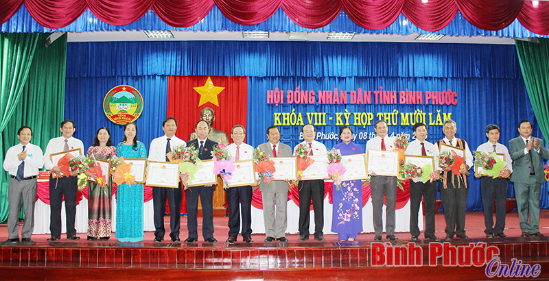 Các cá nhân có thành tích xuất sắc trong hoạt động của HĐND tỉnh khóa VIII, nhiệm kỳ 2011-2016 nhận bằng khen của Chủ tịch UBND tỉnh