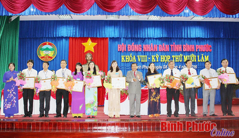 C&aacute;c c&aacute; nh&acirc;n c&oacute; th&agrave;nh t&iacute;ch xuất sắc trong hoạt động của HĐND tỉnh kh&oacute;a VIII, nhiệm kỳ 2011-2016 nhận bằng khen của Chủ tịch UBND tỉnh