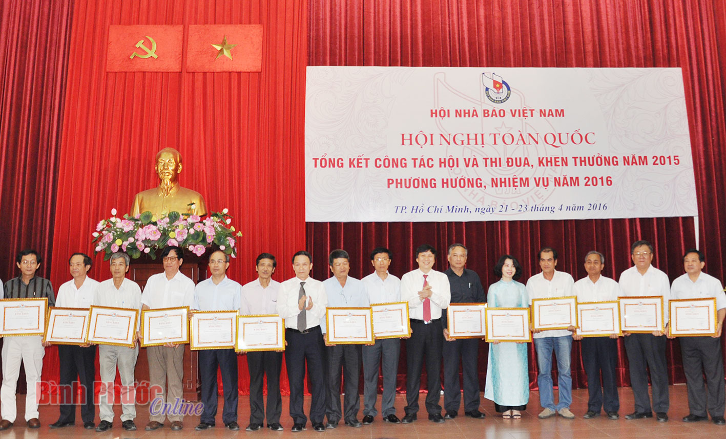 Trao bằng khen cho c&aacute;c tập thể c&oacute; th&agrave;nh t&iacute;ch xuất sắc trong phong tr&agrave;o hội năm 2015