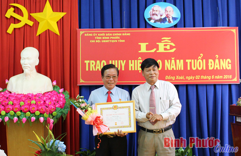 Ph&oacute; b&iacute; thư Đảng ủy Khối cơ quan d&acirc;n ch&iacute;nh đảng Đỗ Đại Phong trao Huy hiệu 30 năm tuổi đảng cho đồng ch&iacute; Đinh Văn Tiếng