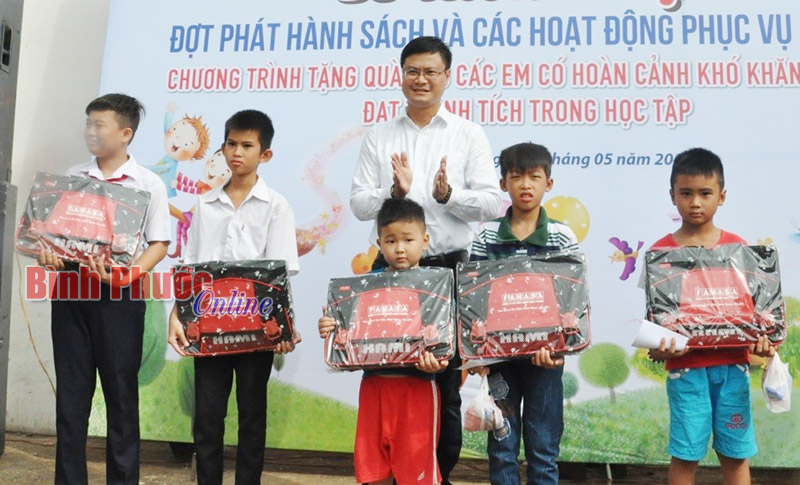 Fahasa Bình Phước tặng 60 phần quà cho học sinh nghèo vượt khó