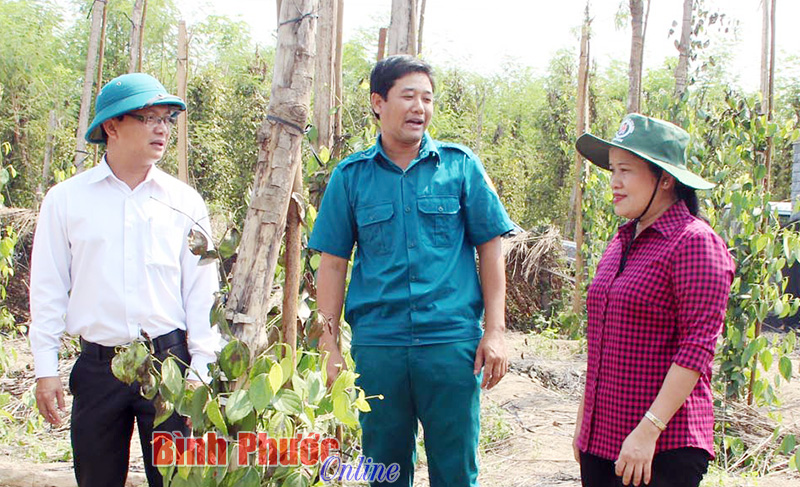 B&iacute; thư Huyện ủy B&ugrave; Đốp H&agrave; Anh Dũng (b&ecirc;n tr&aacute;i) đi kiểm tra t&igrave;nh h&igrave;nh thiệt hại của người d&acirc;n do thi&ecirc;n tai g&acirc;y ra 