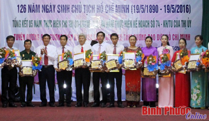 Bí thư Thị ủy Phước Long Nguyễn Hoàng Thái tặng hoa cho các tập thể điển hình học và làm theo Bác giai đoạn 2012-2015