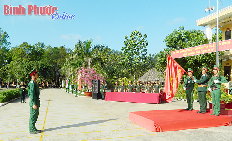 Chiến sĩ thực hiện lễ tuyên thệ