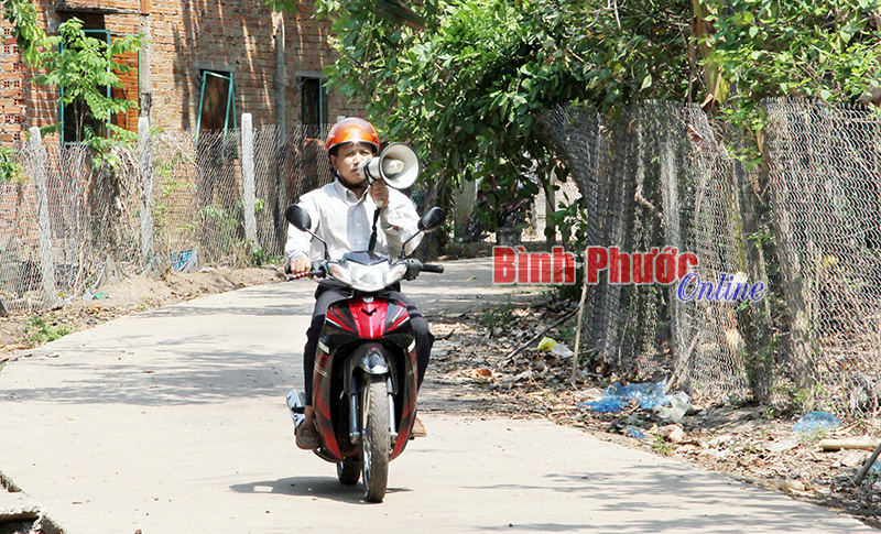 &Ocirc;ng L&ecirc; Sỹ Quế, Trưởng ấp 5, x&atilde; Nha B&iacute;ch (Chơn Th&agrave;nh) vận động tuy&ecirc;n truyền cử tri ở x&oacute;m 7 t&iacute;ch cực tham gia cuộc bầu cử Quốc hội kh&oacute;a XIV v&agrave; HĐND c&aacute;c cấp nhiệm kỳ 2016-2021 - Ảnh: Sỹ H&ograve;a